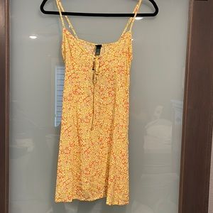 Dress with two front slits and pockets